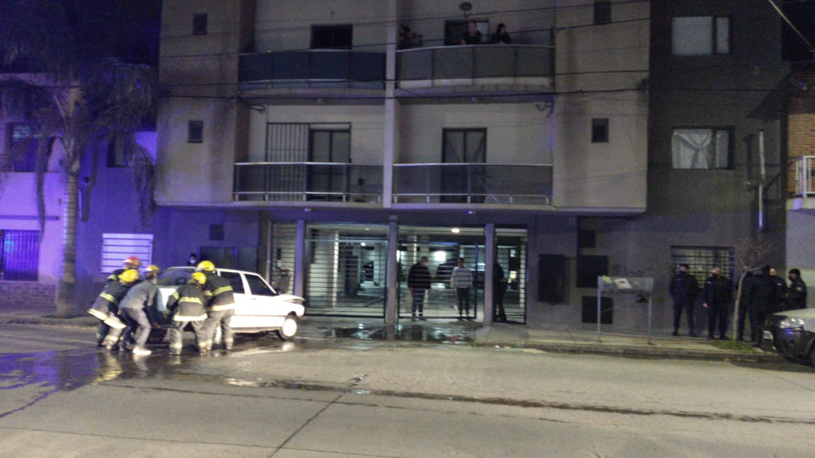 Le erró a la entrada de la cochera, chocó y se le incendió el auto