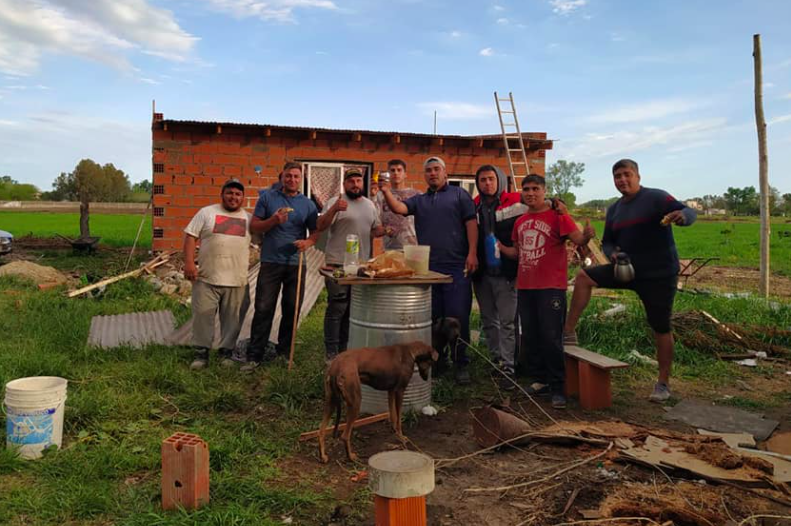 Los Vecinos Le Arreglaron El Techo Que Le Volo La Tormenta Canal Verte los vecinos le arreglaron el techo que