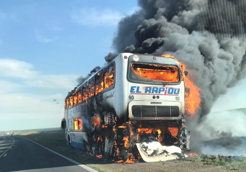 Voraz incendio de un micro de El Rpido que vena a Olavarra