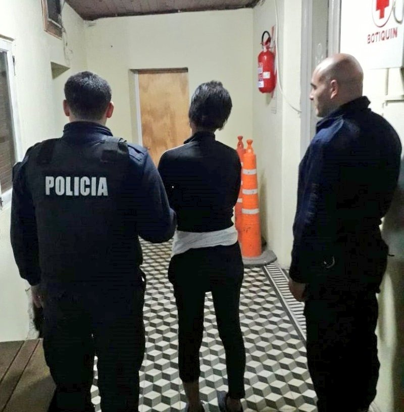 Hinojo: hiri a un hombre con dos cuchillas y fue aprehendida