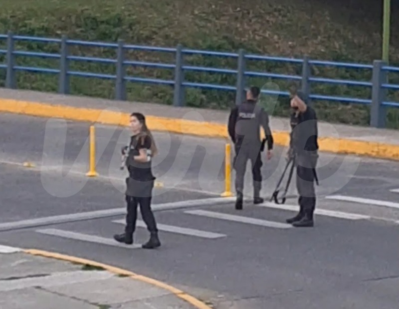 Baleada por la espalda: tres policas fueron desafectados