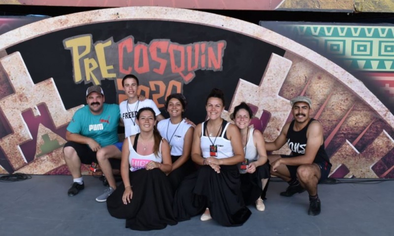 Cinco bailarines de Olavarra en el Pre Cosqun