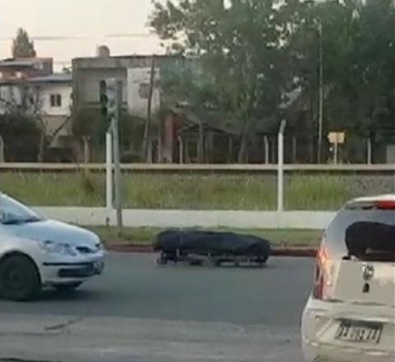 Un muerto sin atad se cay del coche fnebre