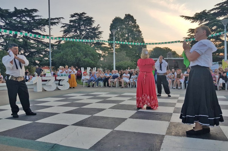 A puro baile Hinojo celebr sus 133 aos
