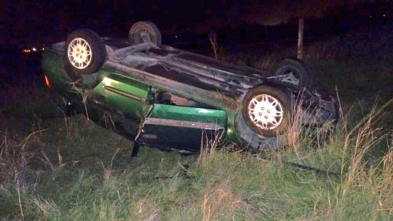 Muri el automovilista que volc en un camino vecinal