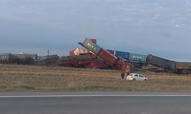 Descarril un tren y varios vagones se incendiaron