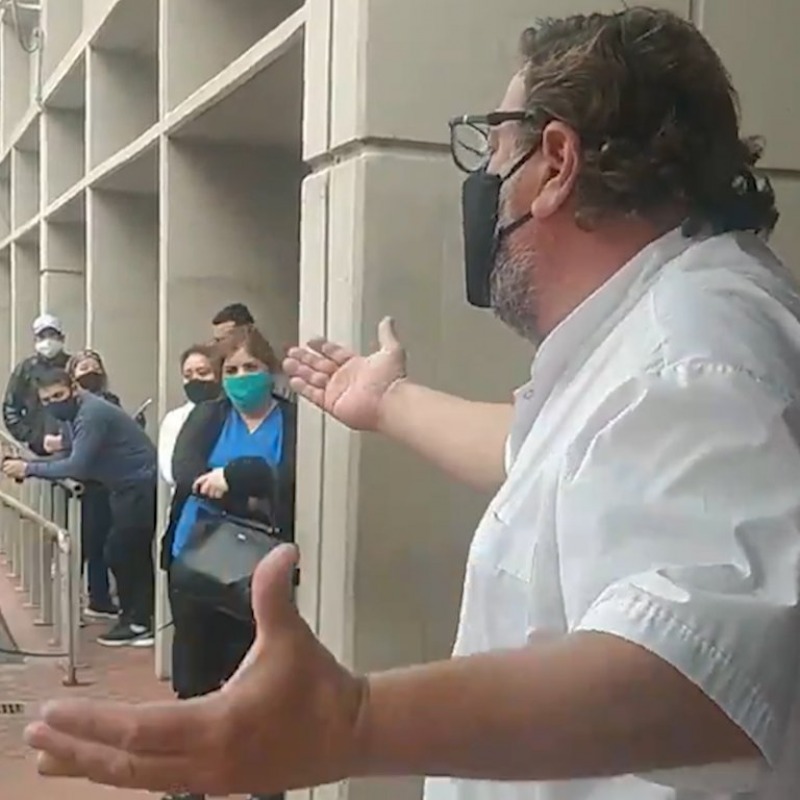 Un mdico sali a pedir distancia social en la cola de un banco