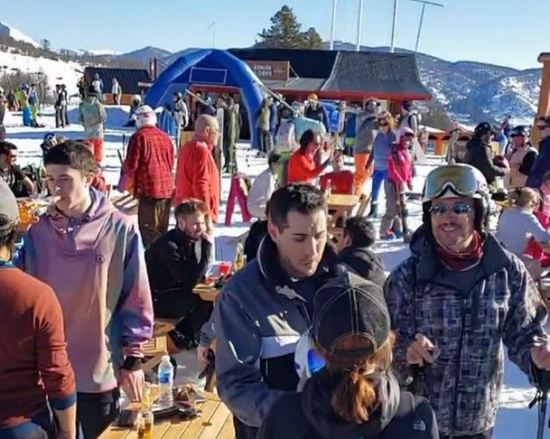 Sin barbijos ni distanciamiento en el Cerro Chapelco
