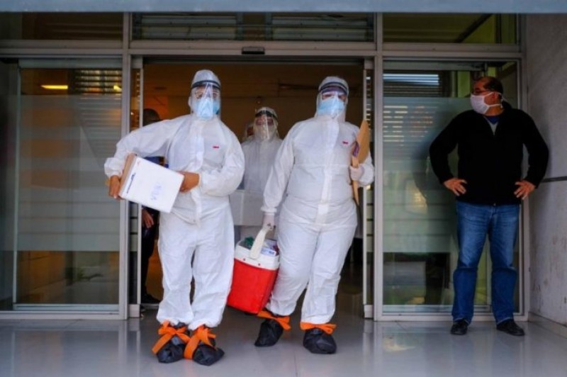 Covid: con 12.625 casos y 424 muertes, avanza en el interior
