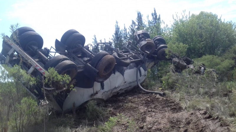 Impactante: un olavarriense choc y volc en su camin