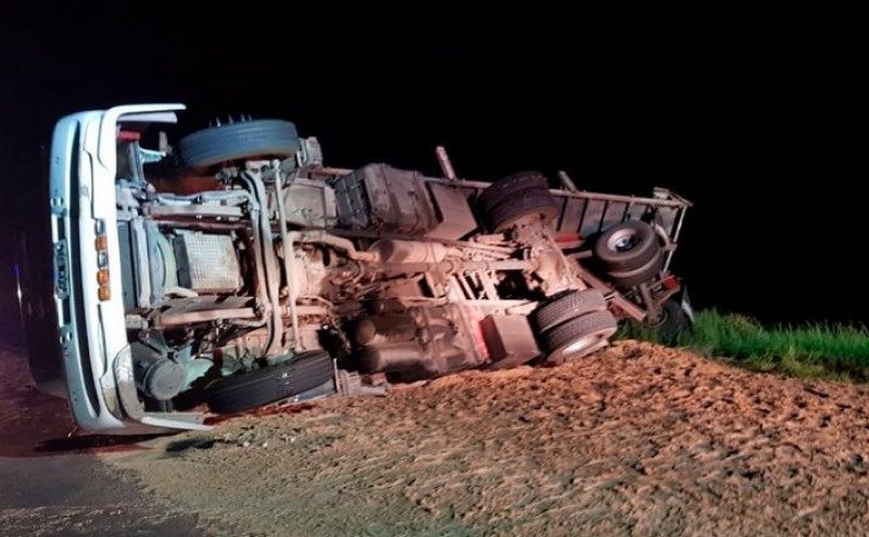 Un camionero de Olavarra volc en la Ruta 226