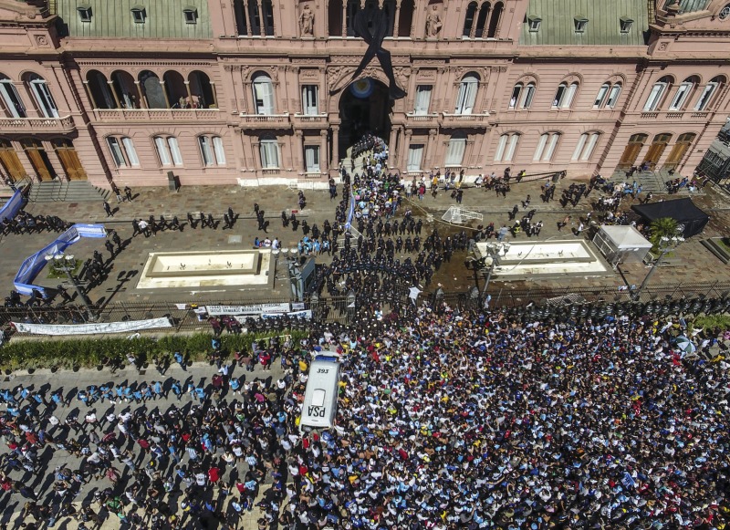 Tras los incidentes concluy el velatorio de Maradona
