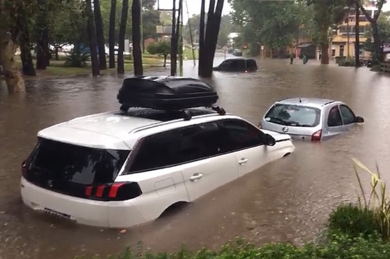 Una fuerte tormenta inund las calles de Pinamar