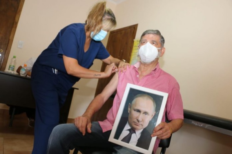 El intendente de Roque Prez se vacun con una foto de Putin
