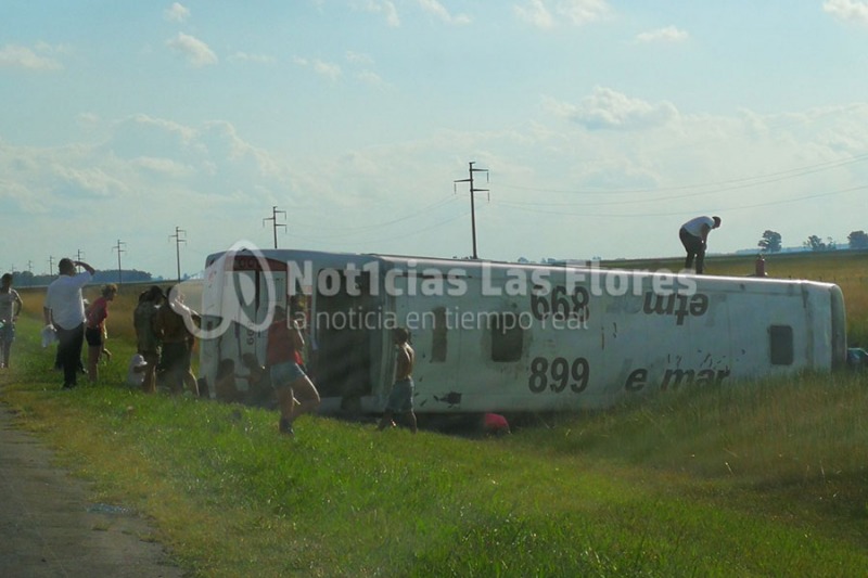 Cinco muertos y 28 heridos por el vuelco de un micro con pasajeros en la Ruta 3