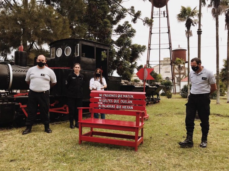Inauguraron un Banco Rojo en el parque de la Unidad 2
