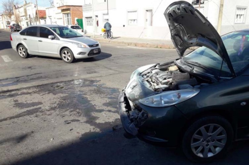 Violento choque entre dos automviles en microcentro