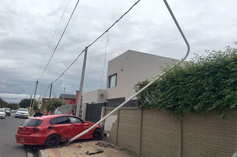 Tandil: compr un BMW y lo choc contra una columna y un paredn
