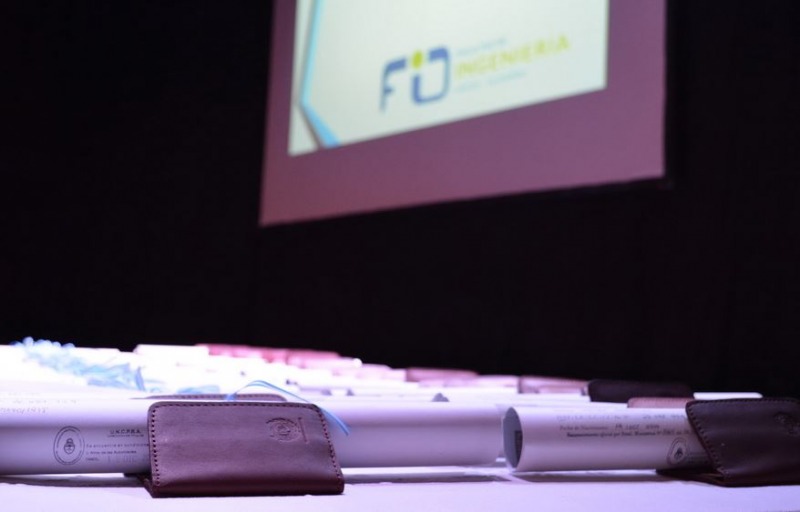 Ingeniera entregar su diploma a flamantes profesionales