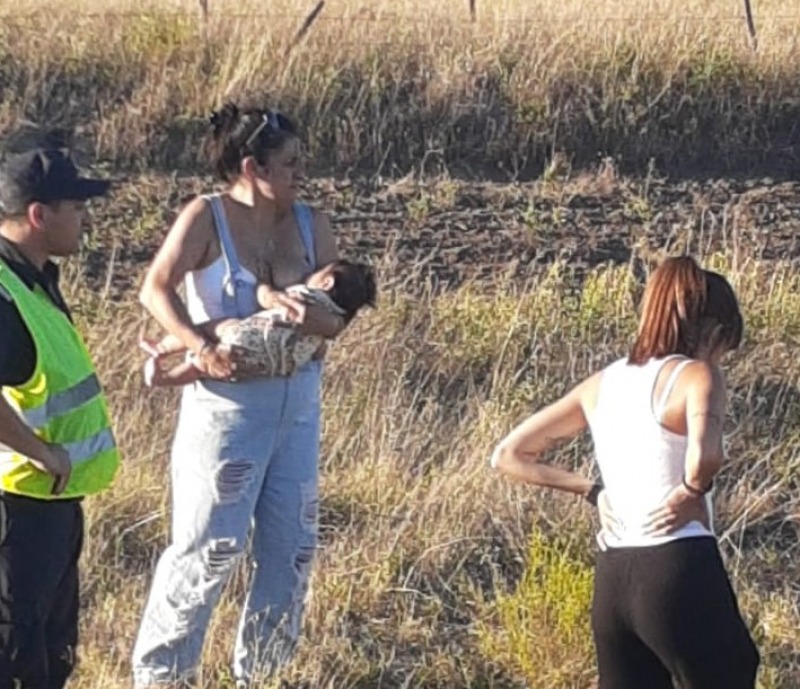 Algarrobo: Polica amamant a la beba de una familia accidentada