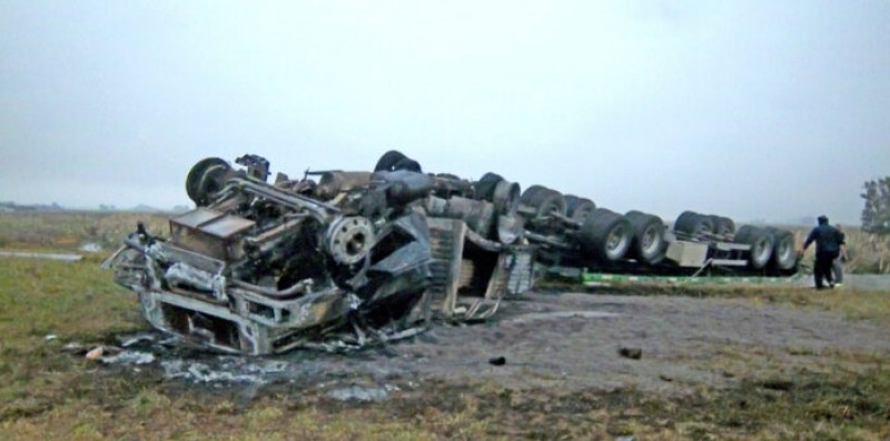 Camionero olavarriense se salv tras un vuelco e incendio