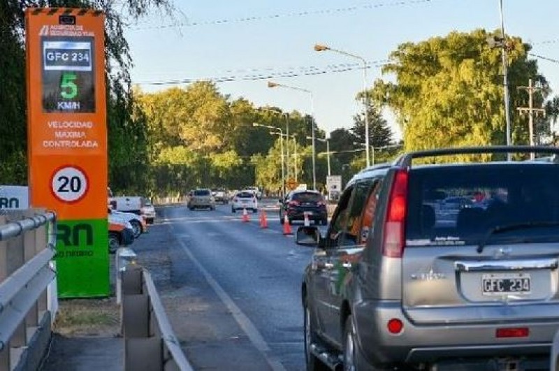 Instalarn dos ttems viales de indicadores de velocidad