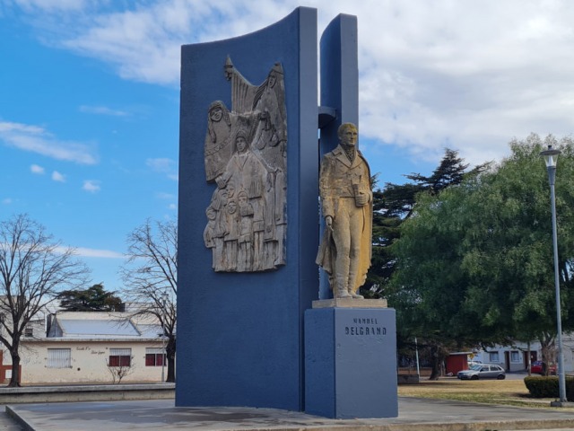 Repintaron el monumento de la plaza Manuel Belgrano
