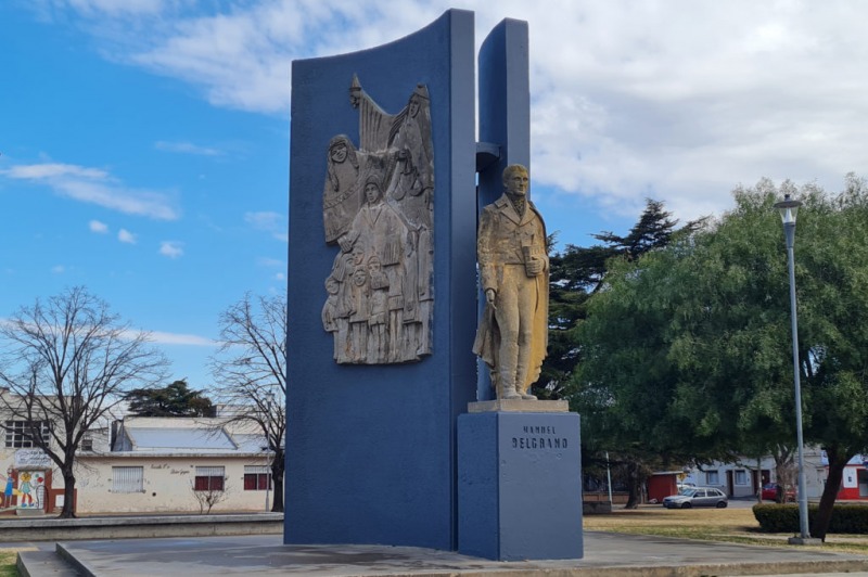Repintaron el monumento de la plaza Manuel Belgrano