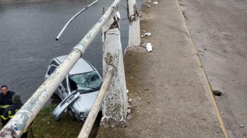 Azul: un auto cay al arroyo desde un puente