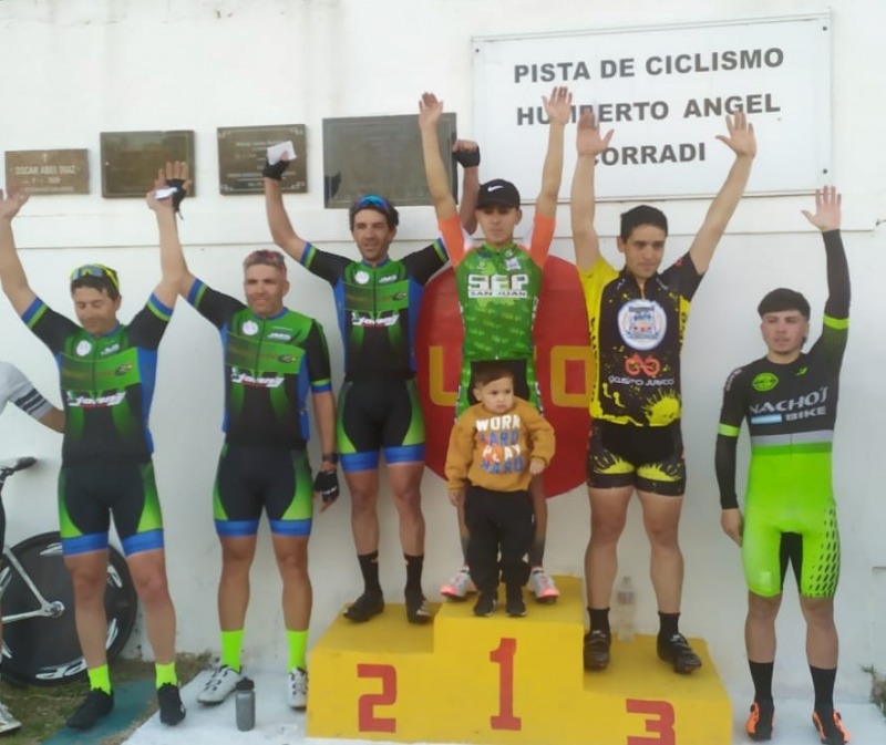William Brun gan el festival de ciclismo en la pista municipal
