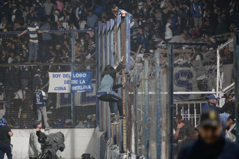 Graves incidentes en el partido Gimnasia - Boca: un hincha muerto