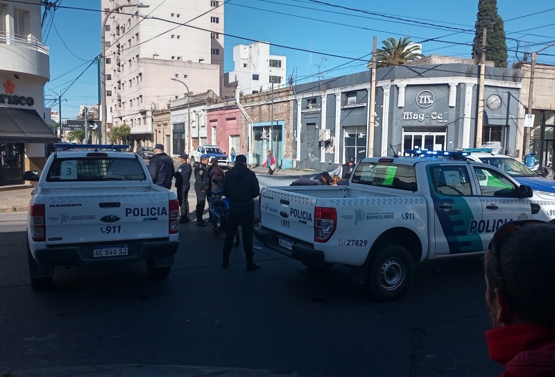 Muri una motociclista luego de chocar con un colectivo en el centro