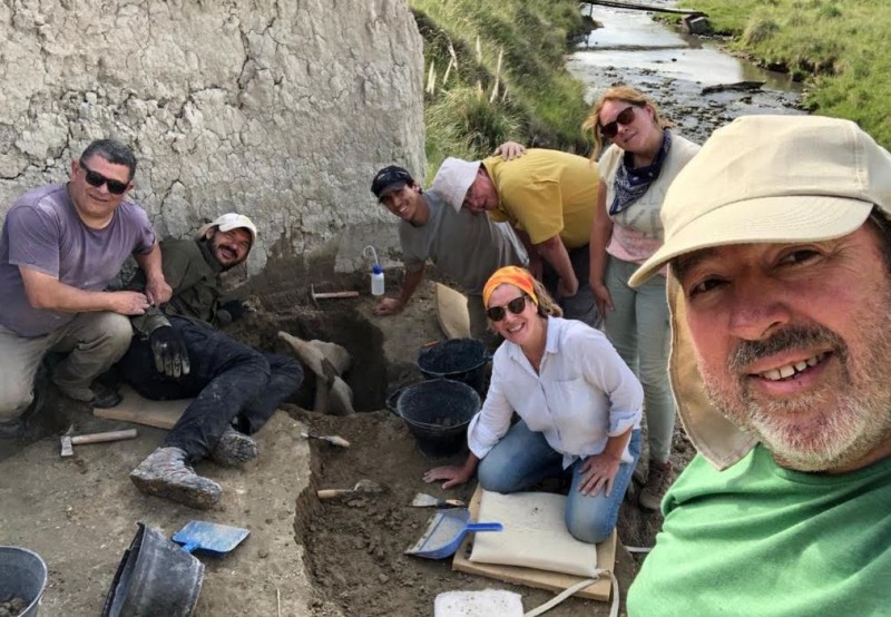 Hallan pelvis de perezoso gigante y el diente de un tigre de sable