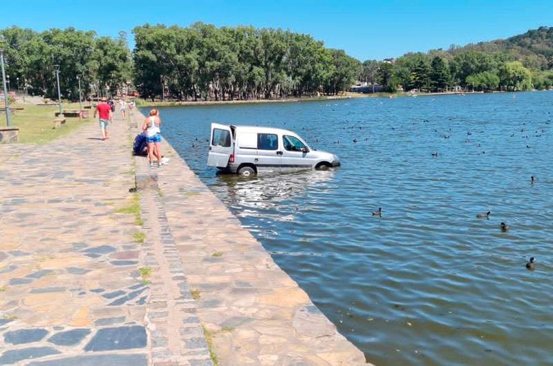 Tandil: no puso el freno de mano y el auto cay al Lago