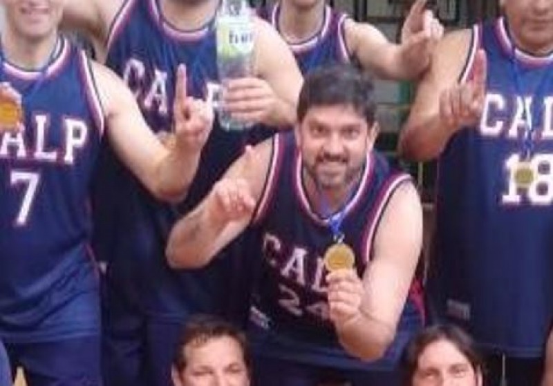 Sin dar respuestas, Robbiani se fue a jugar al bsquet a Crdoba