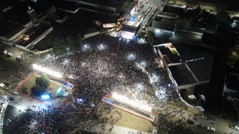 Con el show de Soledad qued inaugurado el Hito Urbano