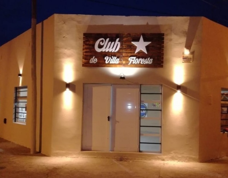 Estrella de Villa Floresta celebra su aniversario con una cena show