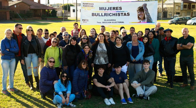 Andrea Coronel present parte de su equipo de trabajo