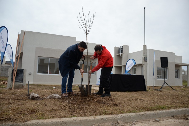 Galli viol la veda: hizo un acto de gestin para entregar casas del Tuvi y plantar rboles