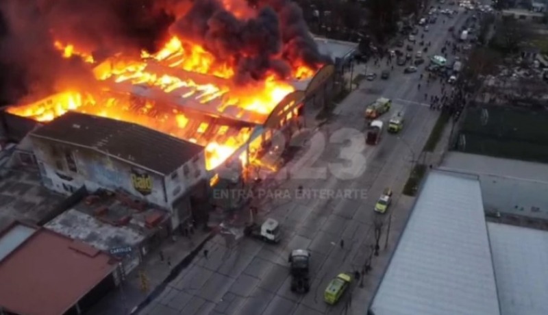 Impactante incendio en una distribuidora de Mar del Plata