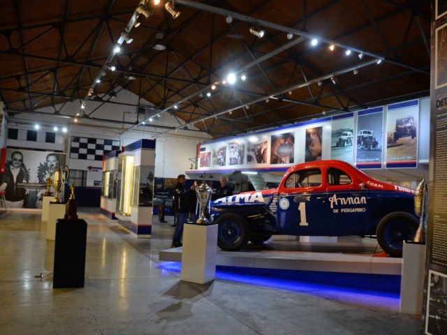 Exposicin de autos clsicos y antiguos de Ford