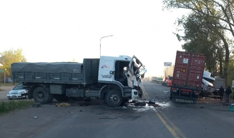 Impactante choque de camiones en la rotonda de Las Flores