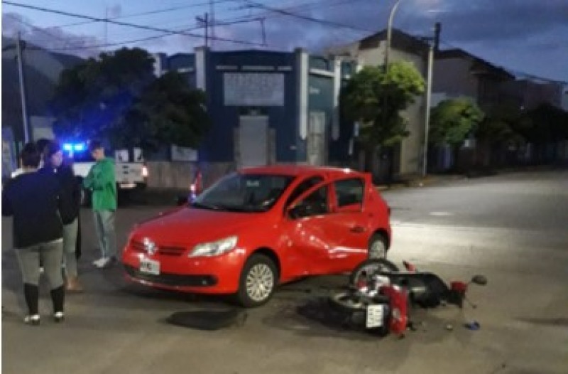 Accidente entre auto y moto en el cruce de Moreno y Del Valle