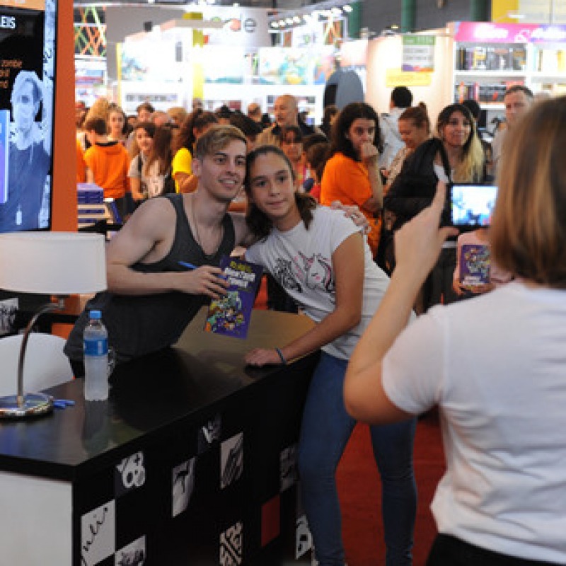 El youtuber olavarriense Robleis revolucion la Feria del Libro