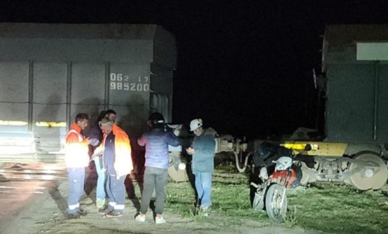Chocaron en moto contra un tren de Ferrosur y se salvaron