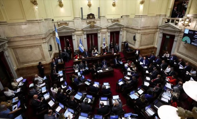 Otro aumento de sueldo para senadores: $8 millones por mes