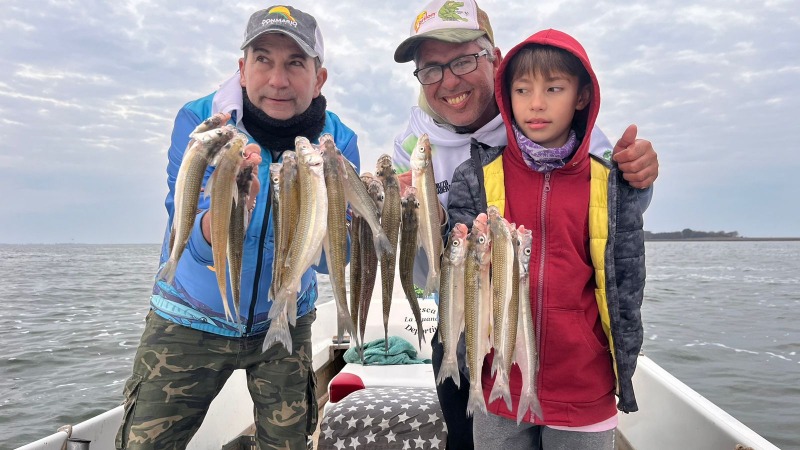 Pesca en familia en Hinojo Grande, Trenque Lauquen