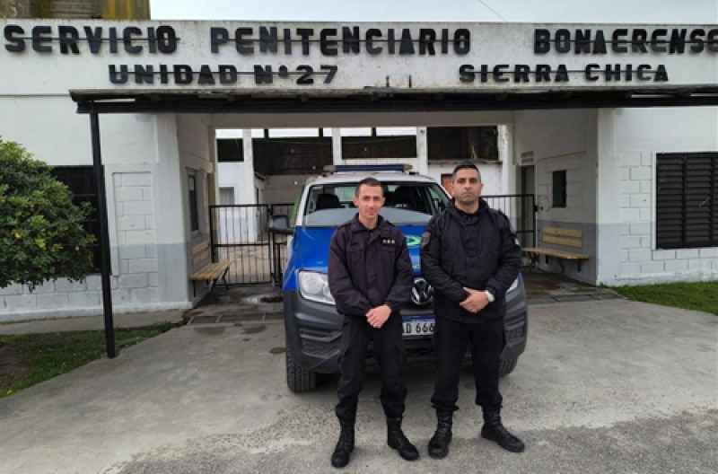 Dos penitenciarios ayudaron a una mujer que tuvo un ACV en La Plata