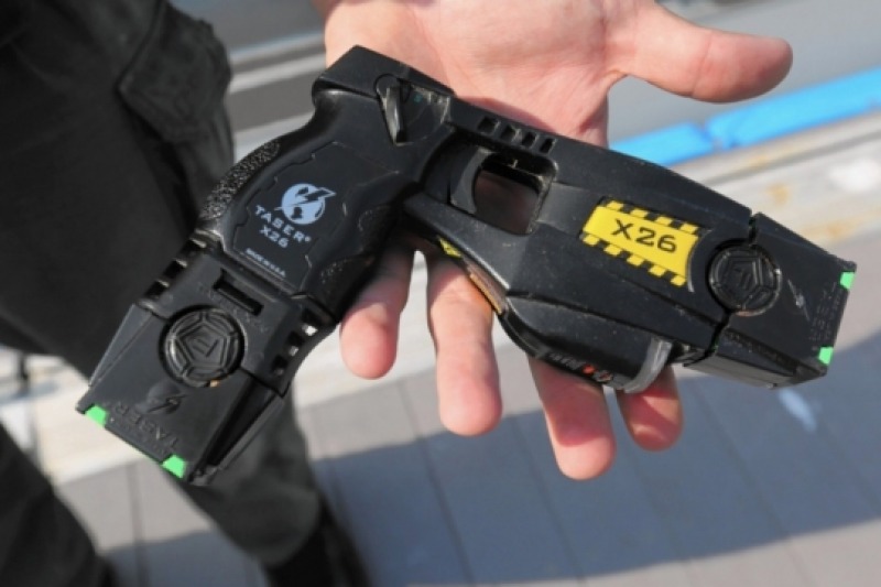 Pistolas táser: Los sindicatos policiales presionan a Interior para que  regule el uso de las pistolas táser