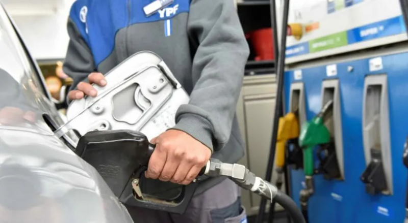 YPF anunci que baja 1% la nafta y 2% el gasoil